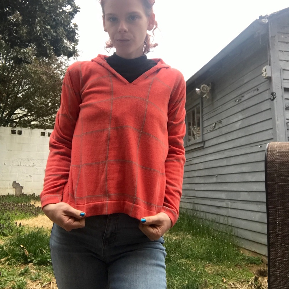 Cropped hoodie with a plaid print